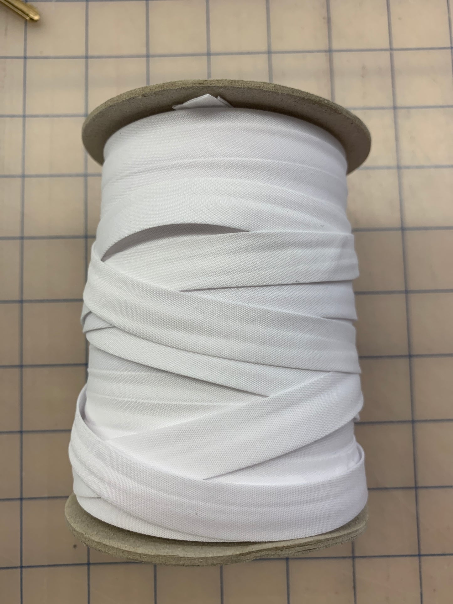 White DOUBLE-FOLD BIAS TAPE 13MM (1/2") Poly Cotton Bias 629 001 $.96/m